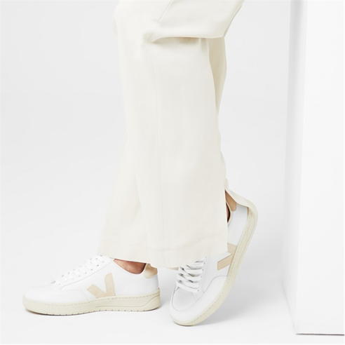 VEJA - V-12 Trainers